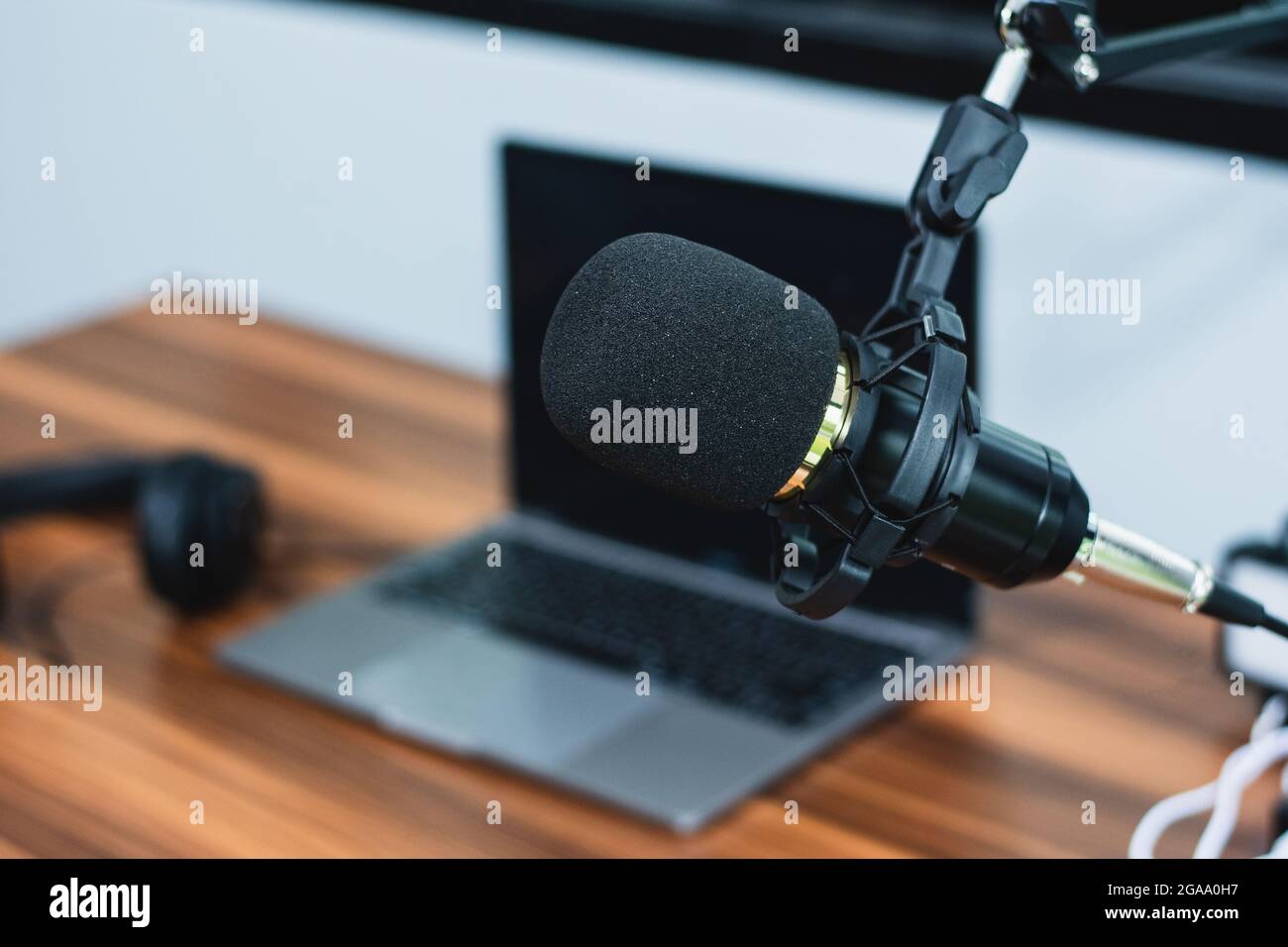 Mikrofon im Heimstudio für Online- oder Live-Streaming-Inhalte  Stockfotografie - Alamy