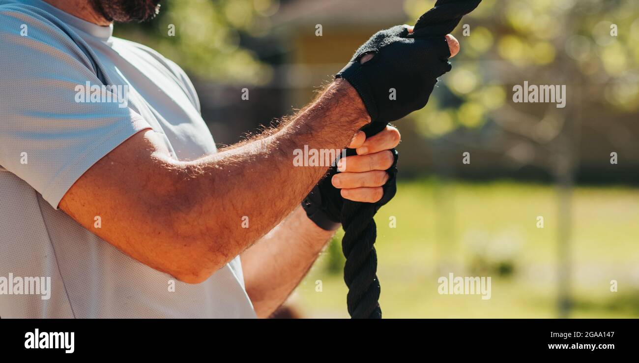 Fünffache Schritte Sprünge, Cross fit und Ninja-Training im Freien. Stockfoto