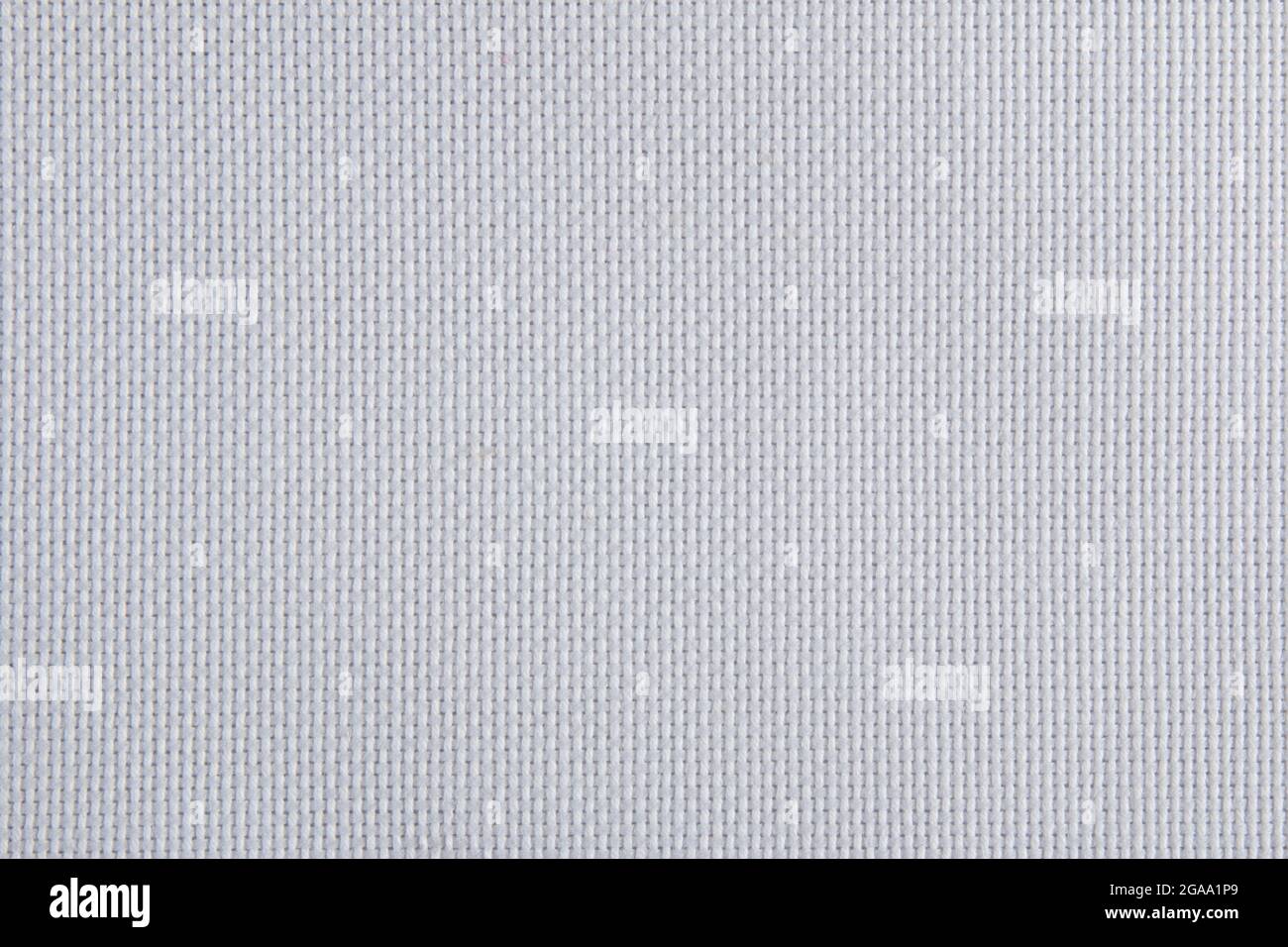 Nahaufnahme aus weißem Stoff. Verwebung einzelner Fäden. Gestricktes Polyester. Pflegeleichte Synthetikfasern Stockfoto