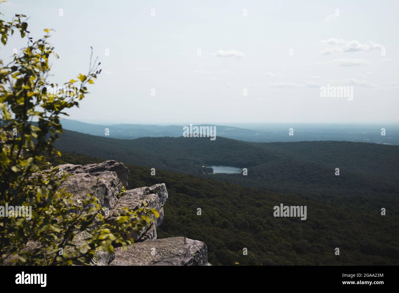 Greenbrier Lake vom Annapolis Rock aus gesehen, ein blick auf den Appalachian Trail, in der Nähe von Boonsboro, Maryland. Stockfoto