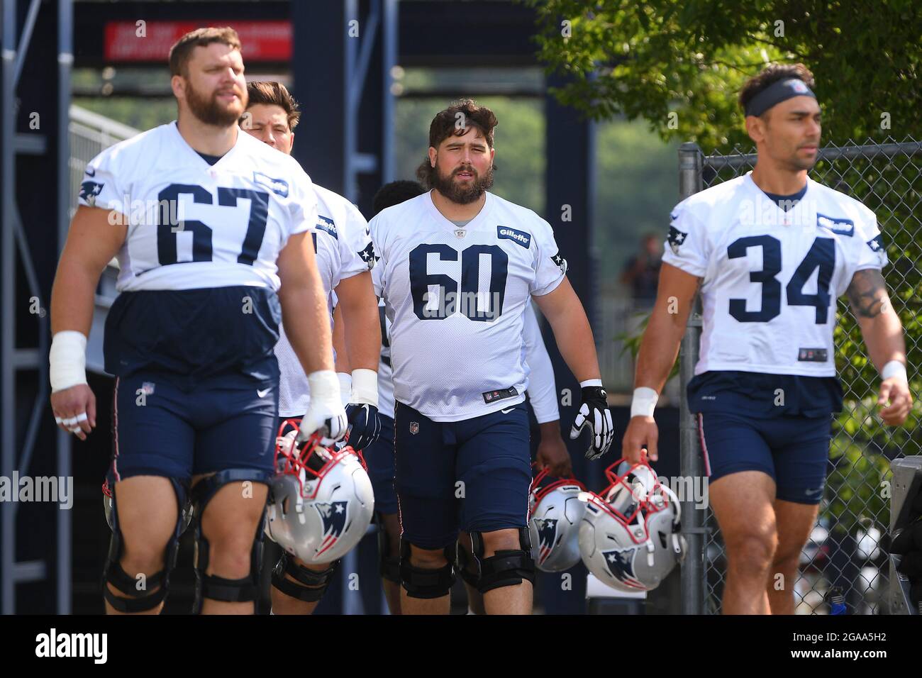 Foxborough, Massachusetts, USA. Juli 2021. New England Patriots Center David Andrews (60) geht zu den Übungsfeldern des New England Patriots Trainingslagers, das auf den Übungsfeldern im Gillette Stadium in Foxborough, Massachusetts, abgehalten wird. Eric Canha/CSM/Alamy Live News Stockfoto