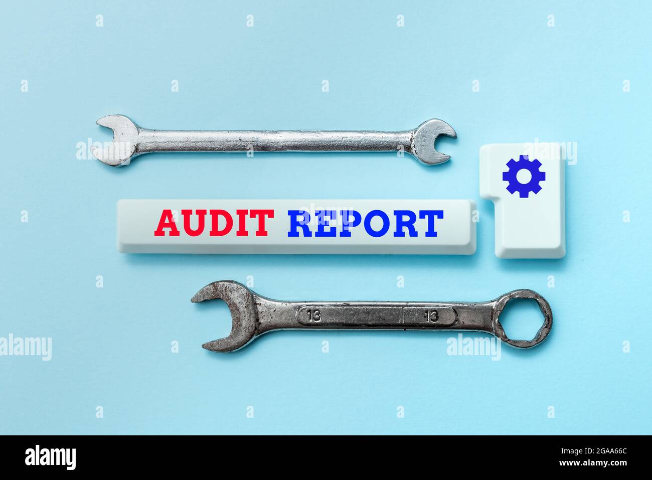 Text, der den Prüfungsbericht zur Inspiration anzeigt. Geschäftskonzept eine Beurteilung des vollständigen finanziellen Status einer Business Assets Typing Device Instruction Stockfoto