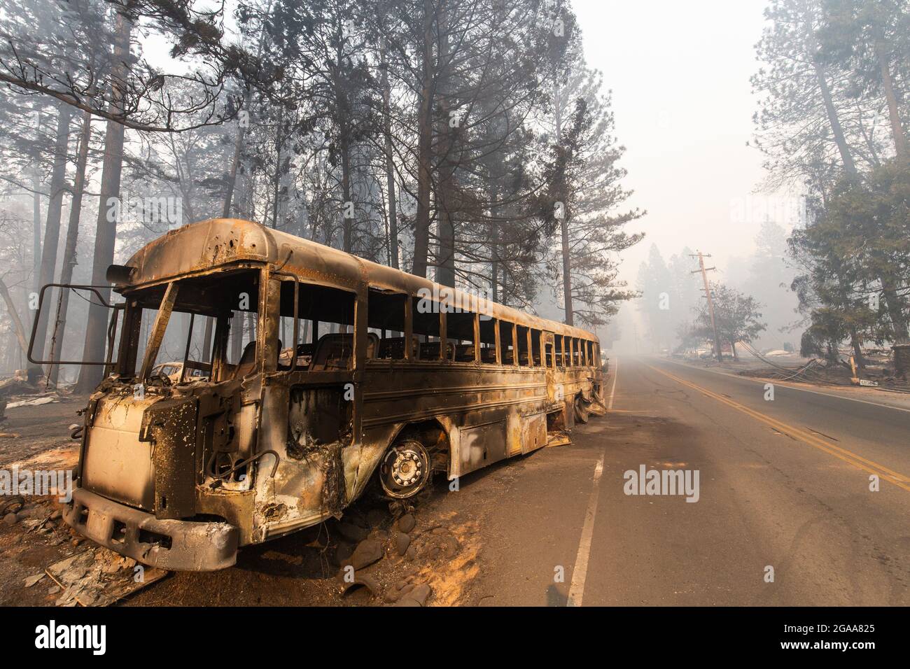 Ein ausgebrannter Bus sitzt am 10. November 2018 in Paradise California am Straßenrand, nachdem er von Bewohnern verlassen wurde, die vor dem tödlichen Lagerfeuer fliehen Stockfoto