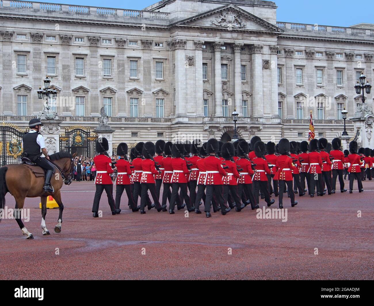 London, England: Wachwechsel vor dem Buckingham Palace mit Erwachern in roten Mänteln, die Gewehre mit Bajonetten tragen Stockfoto