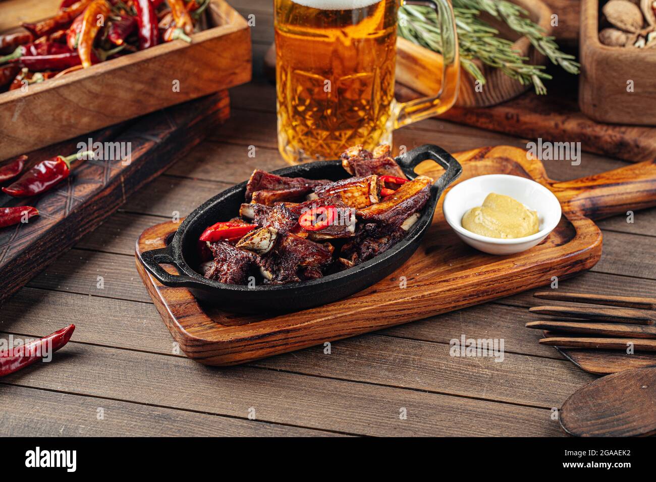 Gebratene Lammrippchen mit Pfeffer und Senf Stockfoto