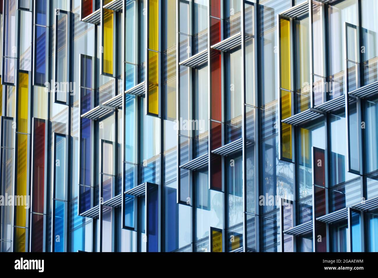 Mehrfarbige vertikale Glaspaneele bilden einen Teil der Fassade des Park Plaza Westminster Bridge Hotels in London. Stockfoto