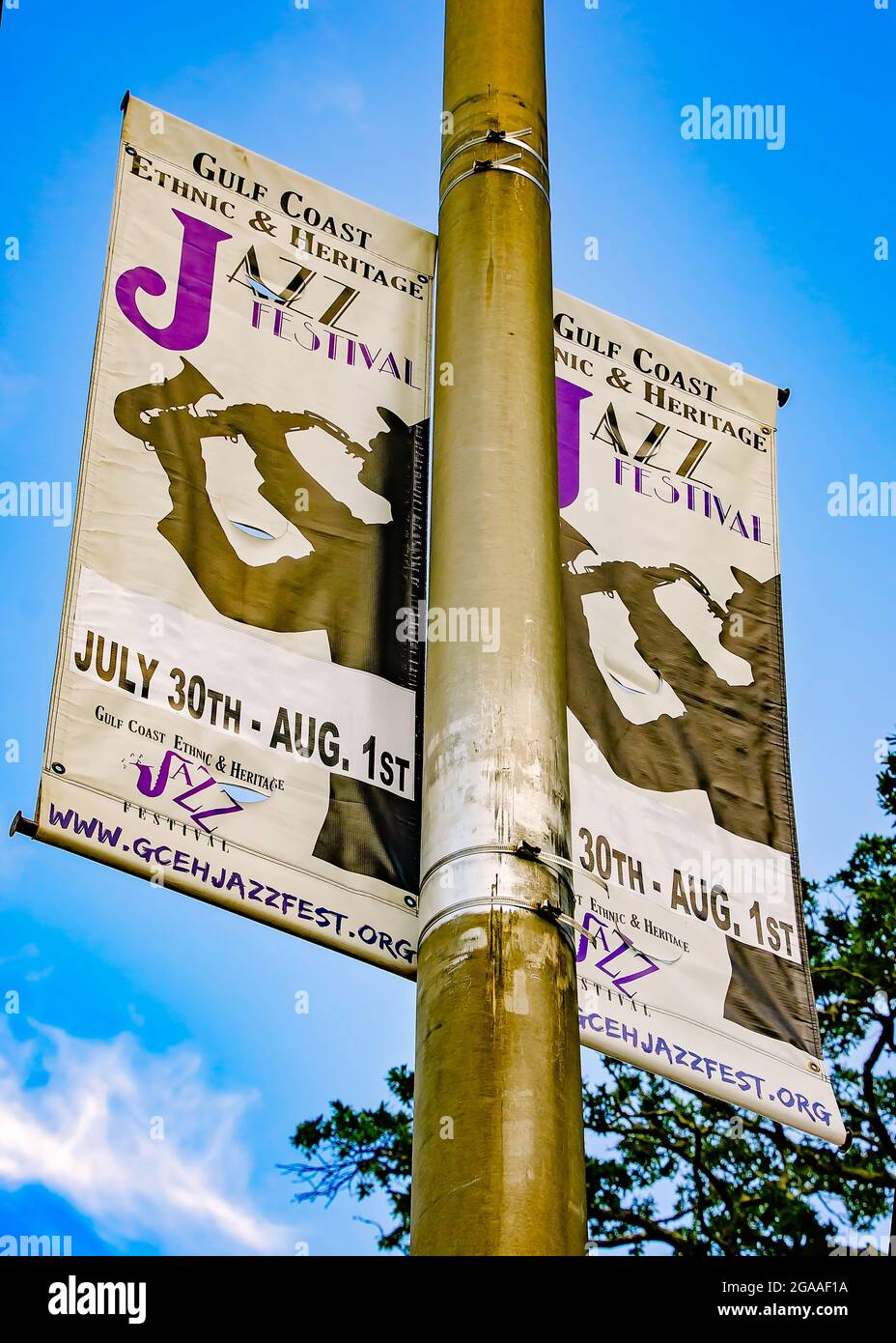Ein Schild wirbt für das bevorstehende Gulf Coast Ethnic and Heritage Jazz Festival Zeichen, 28. Juli 2021, in Mobile, Alabama. Stockfoto