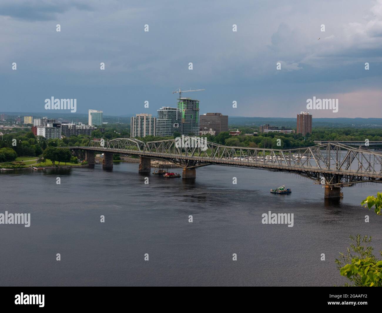 Blick auf Gatineau und Alexandra Bridge von Ottawa, Ontario, Kanada Stockfoto