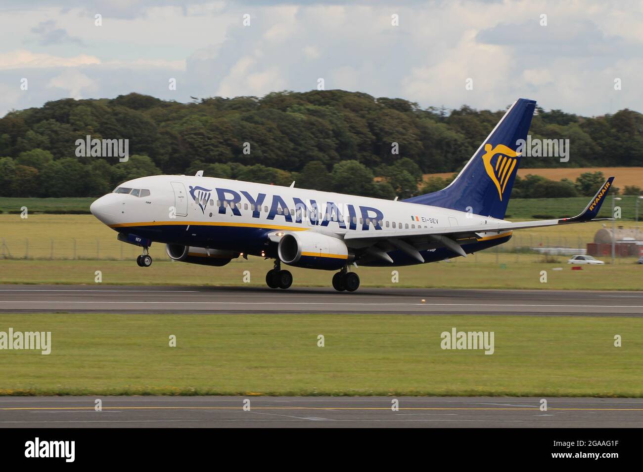 EI-SEV, einer Boeing 737-73S(WL) betrieben von Ryanair, während des Trainings am Flughafen Prestwick, Ayrshire, Schottland. Stockfoto