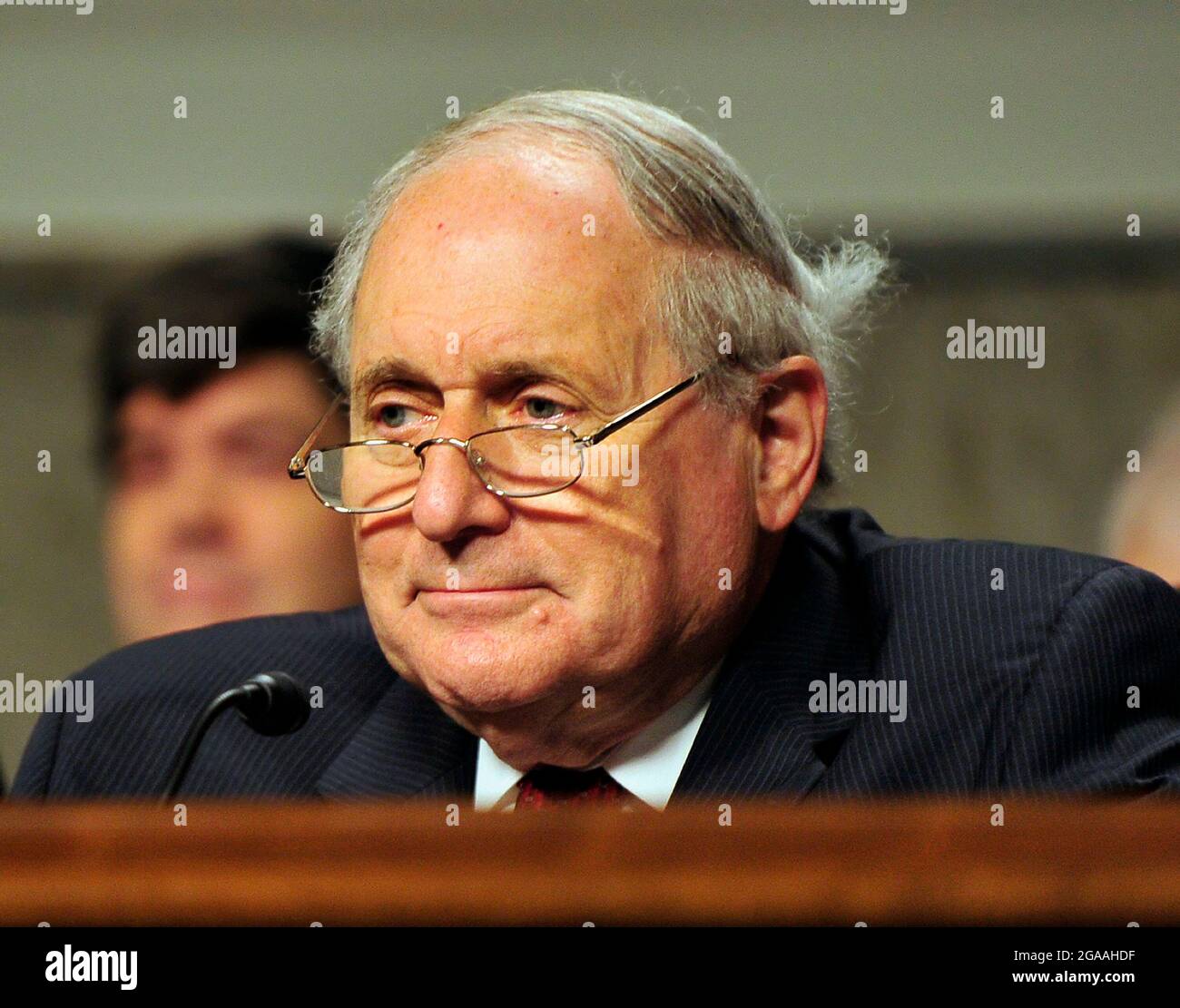 Washington, Vereinigte Staaten. Juni 2010. Der Senator der Vereinigten Staaten, Carl Levin (Demokrat von Michigan), fragt General David H. Petraeus, US-Armee, während der Anhörung des Armed Services Committee des US-Senats zu seiner Ernennung zum Kommandeur der International Security Assistance Force und Kommandeur der US-Streitkräfte in Afghanistan am Dienstag in Washington, DC, 29. Juni 2010.Quelle: Ron Sachs/CNP/dpa/Alamy Live News Stockfoto