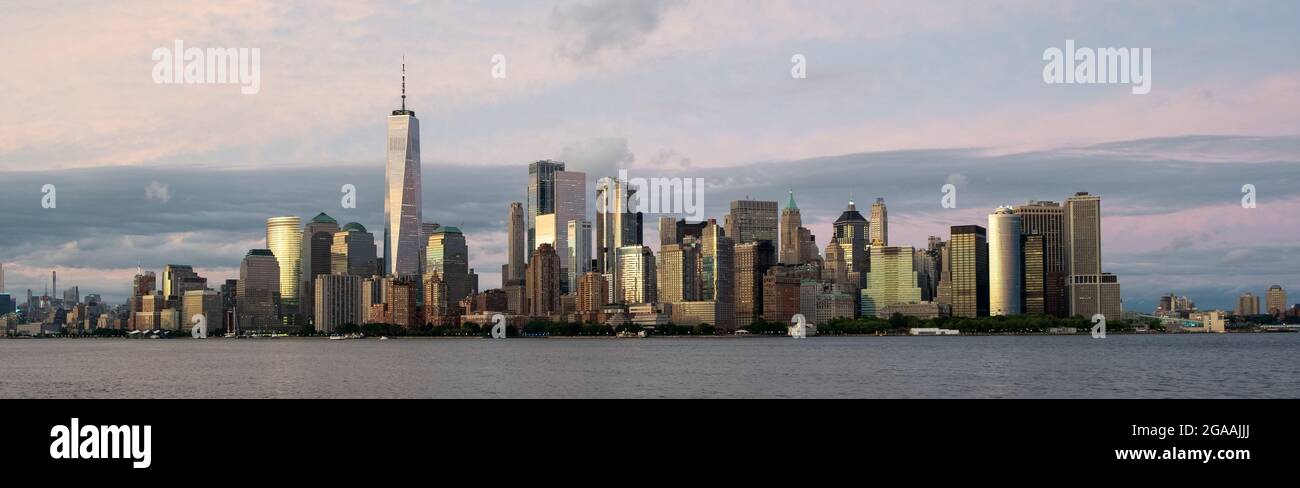 Panoramablick auf die Skyline von New York in der Dämmerung Stockfoto
