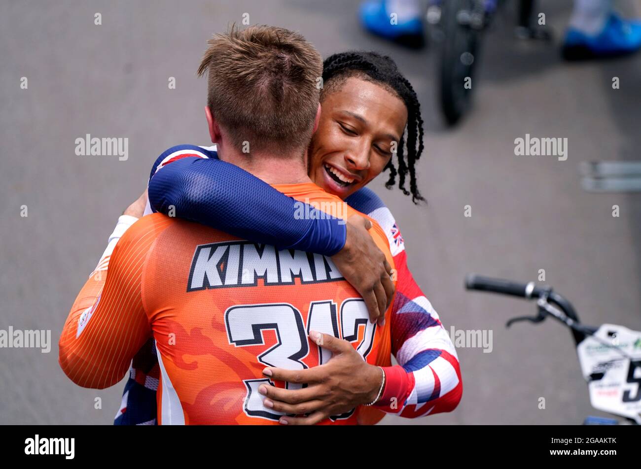 Der britische Kye Whyte feiert nach dem Finale von Cycling BMX Racing im Ariake Urban Sports Park am siebten Tag der Olympischen Spiele in Tokio 2020 in Japan mit dem Goldmedaillengewinnerer Niek Kimmann aus dem Niederlanden Silber. Bilddatum: Freitag, 30. Juli 2021. Stockfoto