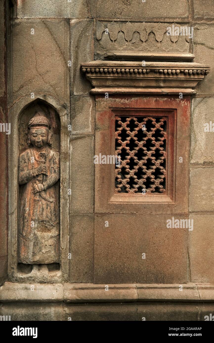 Indische Fensterschnitzereien, antike Stein-Designer-Fenster, mittelalterliche Steinkunst Stockfoto