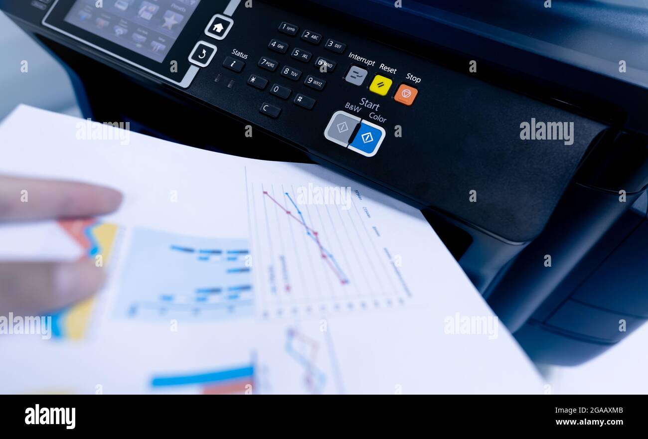 Büromitarbeiter drucken Papier auf einem Multifunktions-Laserdrucker.  Kopier-, Druck-, Scan- und Faxgerät im Büro. Moderne Drucktechnologie.  Kopiergerät Stockfotografie - Alamy