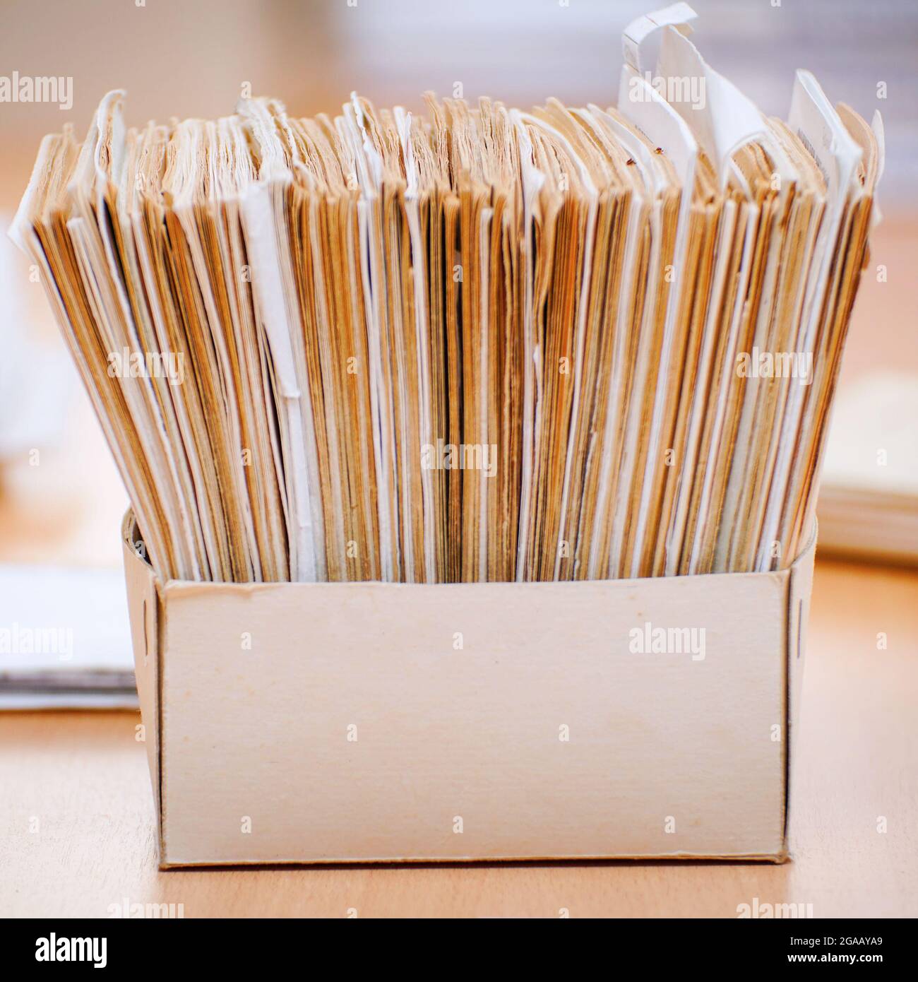Archivkarten-Index in der Bibliothek. Selektiver Fokus Stockfoto