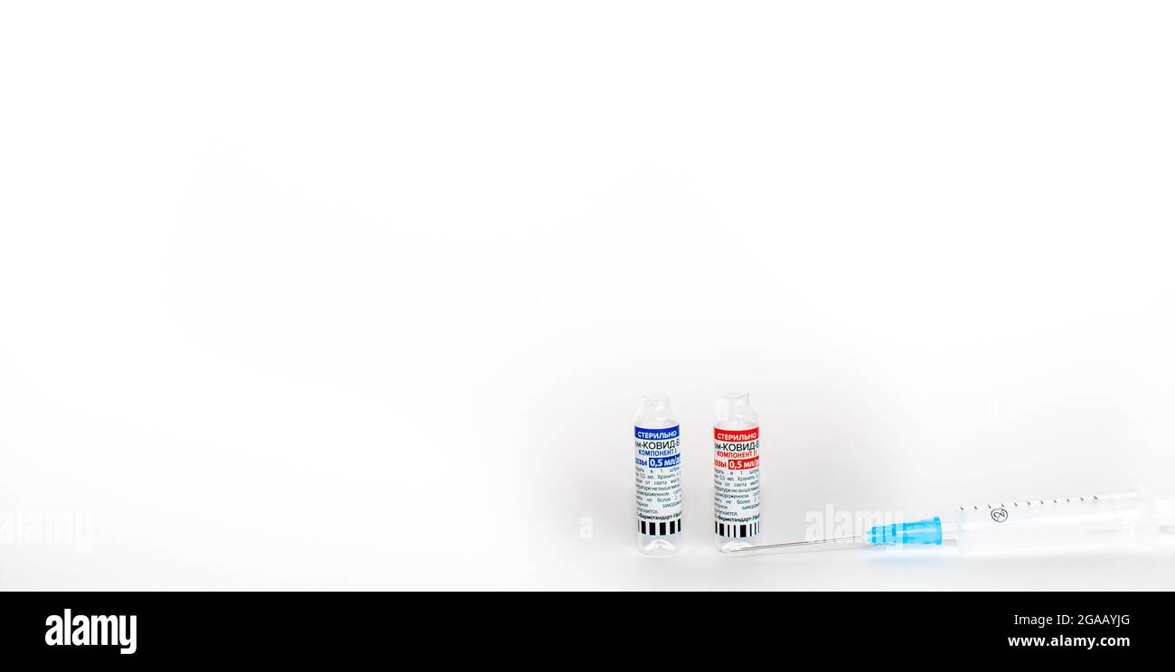 Kemerowo, Russland, Juli 2021. Der Coronavirus-Impfstoff liegt in den Händen eines Arztes, einer Spritze. Coronavirus Covid 19 Impfstoff Sputnik V, Ortsname GamCov Stockfoto