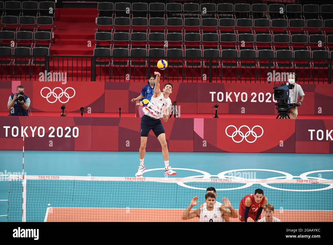 Tokio, Japan. Juli 2021. Matthew Anderson (L) der Vereinigten Staaten bedient den Ball gegen Brasilien während ihres Spiels gegen die Vereinigten Staaten im Volleyball-Wettbewerb der Männer mit leeren Zuschauersitzen im Hintergrund, bei den Olympischen Spielen 2020 in Tokio, Freitag, 30. Juli 2021, Japan. Brasilien gewann 30-32, 25-23 und 25-21. Fans bleiben während des Covid-Pandemieausfalls in Tokio von den olympischen Austragungsorten ausgeschlossen. Foto von Mike Theiler/UPI Credit: UPI/Alamy Live News Stockfoto