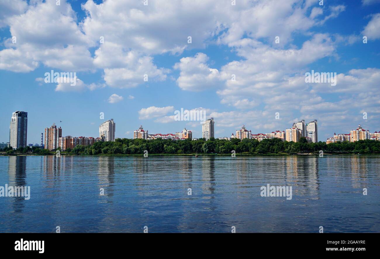 Panorama der Kiewer Stadtlandschaft des Flusses Dnipro. Stockfoto