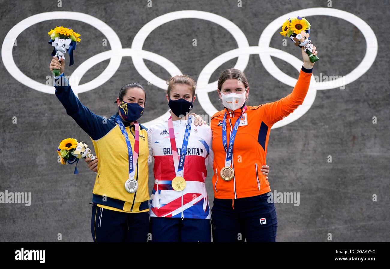 Die britische Bethany Shriever holt ihre Goldmedaille zusammen mit der kolumbianischen Mariana Pajon (Silber) und der niederländischen Merel Smulders (Bronze) für das Cycling BMX Racing im Ariake Urban Sports Park am siebten Tag der Olympischen Spiele in Tokio 2020 in Japan. Bilddatum: Freitag, 30. Juli 2021. Stockfoto