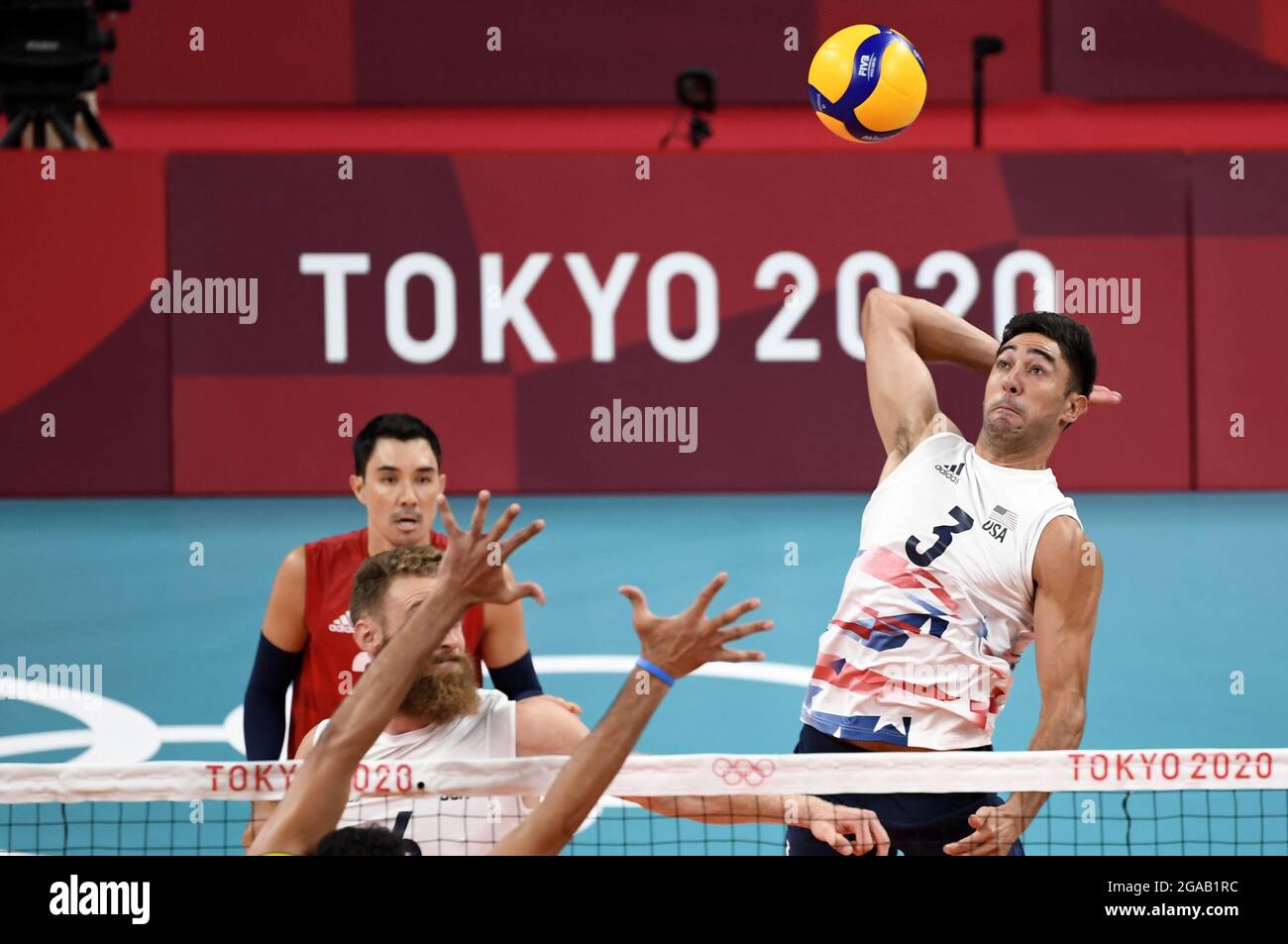 Tokio, Japan. Juli 2021. Taylor Sander (3) der Vereinigten Staaten hat bei den Olympischen Spielen 2020 in Tokio am Freitag, den 30. Juli 2021, in Tokio den Ball gegen Brasilien im Volleyball-Wettbewerb der Männer Japan. Brasilien gewann 30-32, 25-23 und 25-21. Foto von Mike Theiler/UPI Credit: UPI/Alamy Live News Stockfoto