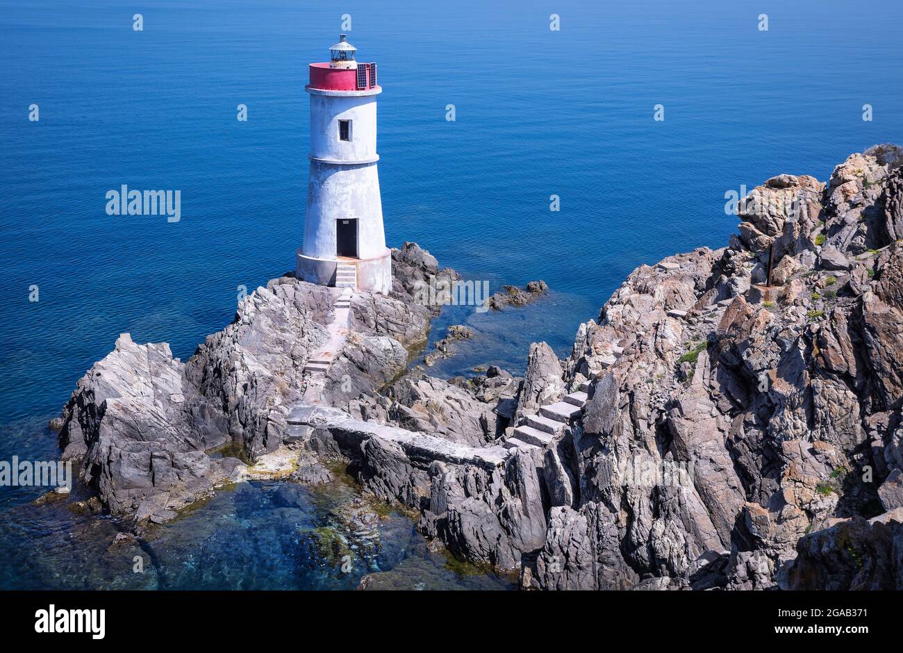 Weißer Leuchtturm vor dem blauen Meer Stockfoto