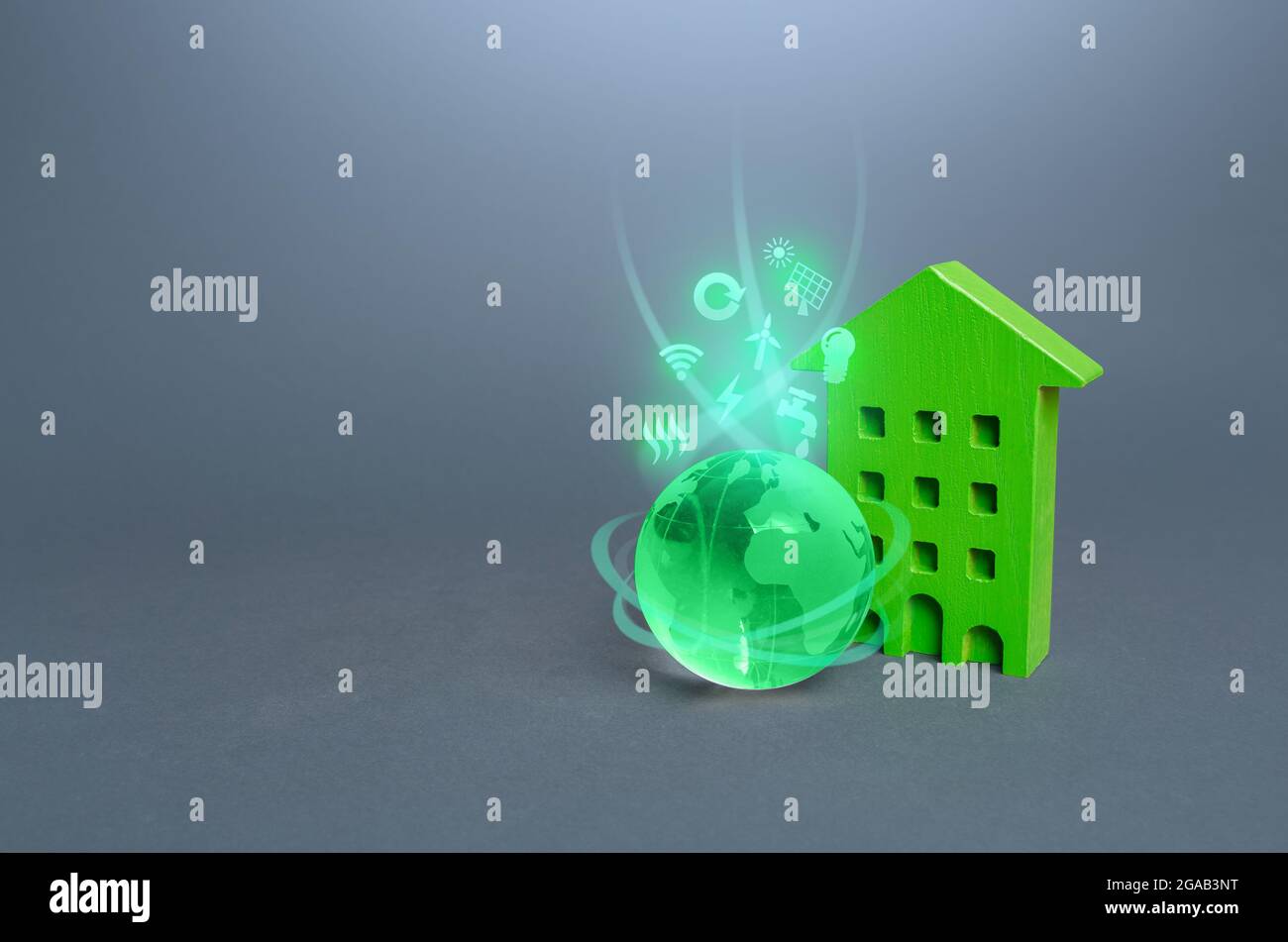 Grünes mehrstöckiges Wohnhaus und Globus mit Umweltsymbolen. Hohe Anforderungen, Standards des Wohnens. Umweltfreundlich, Energie eff Stockfoto