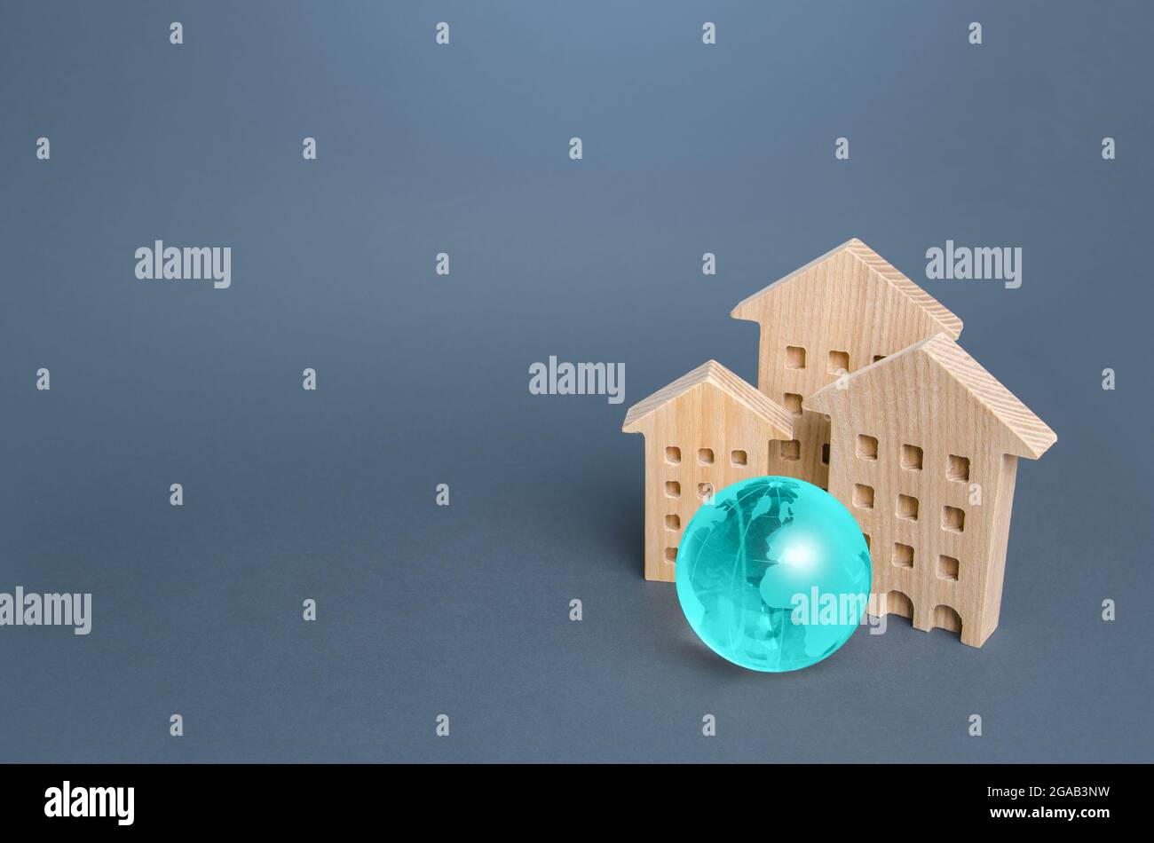 Wohngebäude und blauer Globus. Umweltfreundlicher Wohnraum, minimale Auswirkungen auf die Umwelt. Energieeffizienz, keine CO2-Emissionen. Carbo Stockfoto