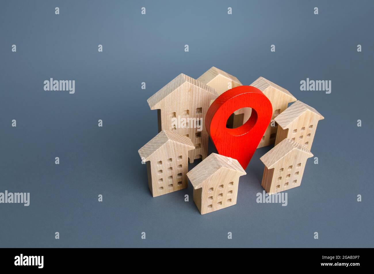 Holzhäuser und eine rote Ortsnadel. Lage, Zugänglichkeit der Infrastruktur. Wohnanlage. Stadtnavigation, Orientierungslauf. Suchen Sie nach dem Hausmädchen Stockfoto