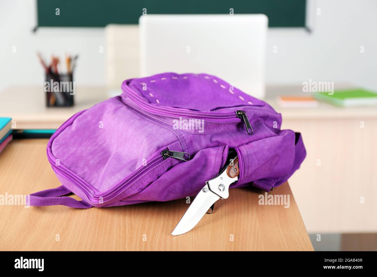 Rucksack mit Messer im Klassenzimmer, bis zu schließen. Jugendkriminalität  Stockfotografie - Alamy