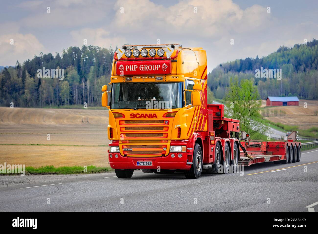 Kundenspezifischer Scania-LKW der PHP-Gruppe, der Schwanenhals-Anhänger zieht, kehrt von einer Lieferung schwerer Maschinen zurück. Highway 52. Salo, Finnland. 15.Mai 2021. Stockfoto