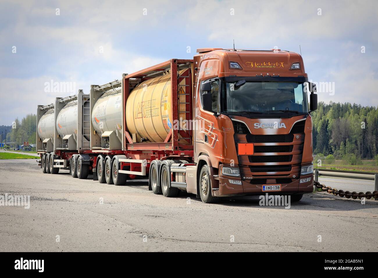 Scania S730 LKW von AH-Trans Oy mit Ladung von vier Chemikalienbehälter, ADR-Codes für Natrium. Langer Transport. Salo, Finnland. 15.Mai 2021. Stockfoto