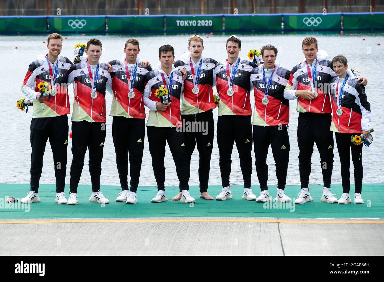 TOKIO, JAPAN - JULI 30: Herren 8 Ruderer Johannes Weissenfeld aus Deutschland, Herren 8 Ruderer Laurits Follert aus Deutschland, Herren 8 Ruderer Olaf Roggensack aus Deutschland, Herren 8 Ruderer Torben Johannesen aus Deutschland, Herren 8 Ruderer Jakob Schneider aus Deutschland, Herren 8 Ruderer Malte Jakschik aus Deutschland, Herren 8 Ruderer Richard Schmidt aus Deutschland, Herren 8 Ruderer Hannes Ocik aus Deutschland, Herren 8 Ruderer Martin Sauer aus Deutschland tritt am 30. Juli 2021 bei den Olympischen Spielen 2020 in Tokio auf dem Sea Forest Waterway in Tokio (Foto: Ronald Hoogendoorn/Orange Picics) NOCNSF auf den Men's Eight an Stockfoto