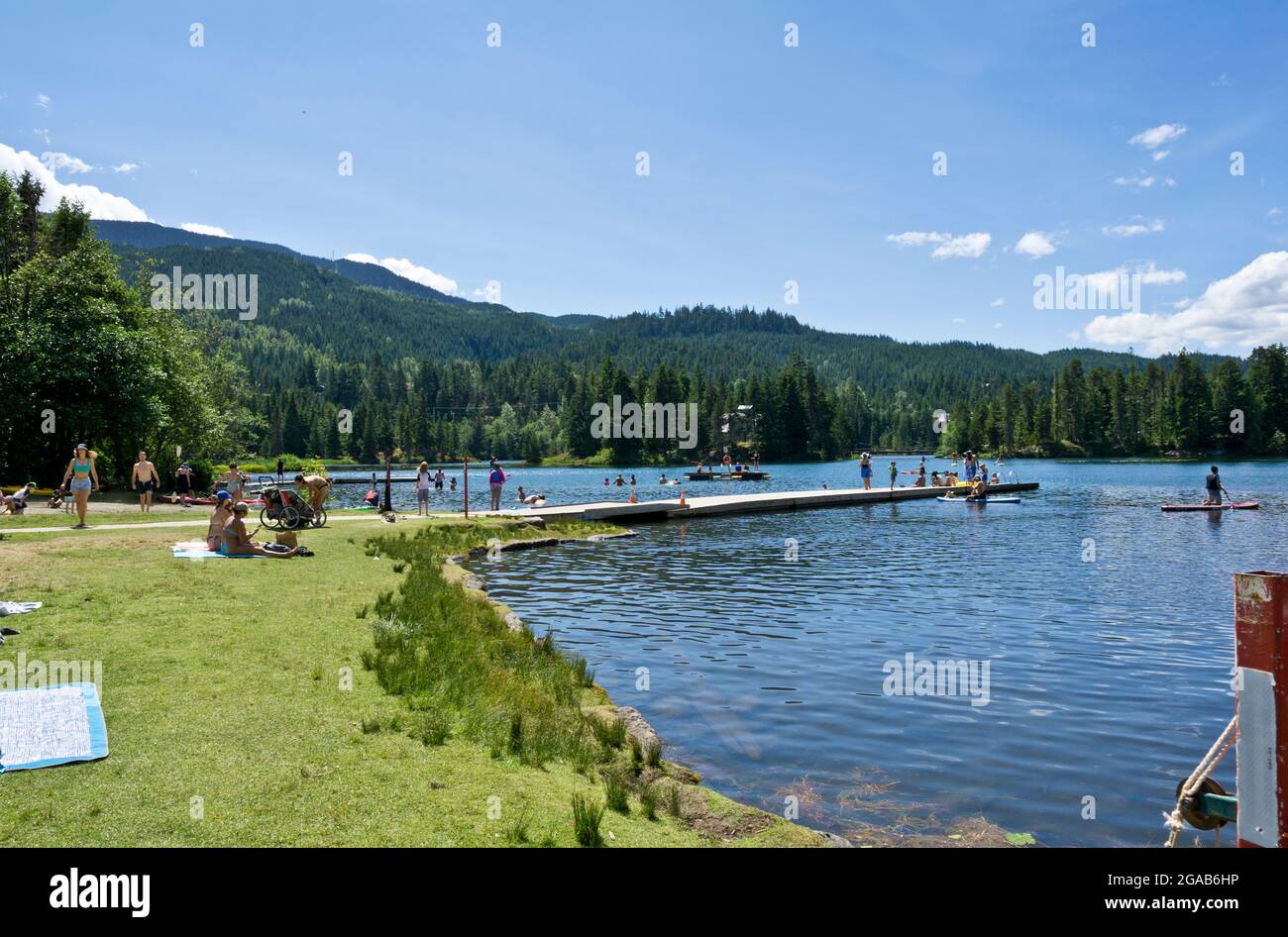 Alpha Lake in Whistler, British Columbia, mit Wasseraktivitäten und Sonnenbaden. Stockfoto