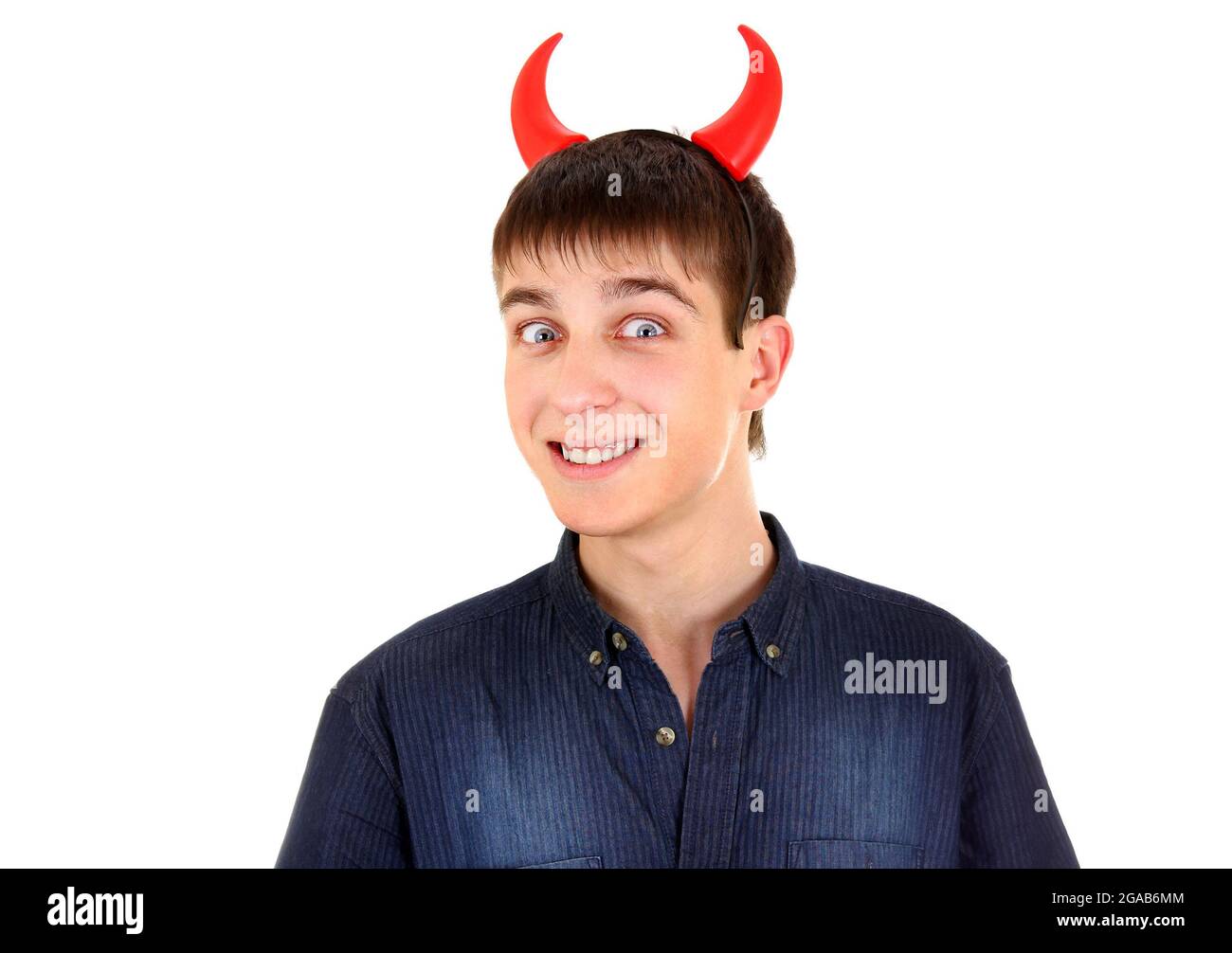 Sly Young man mit Teufelshörnern auf dem Kopf isoliert Stockfoto