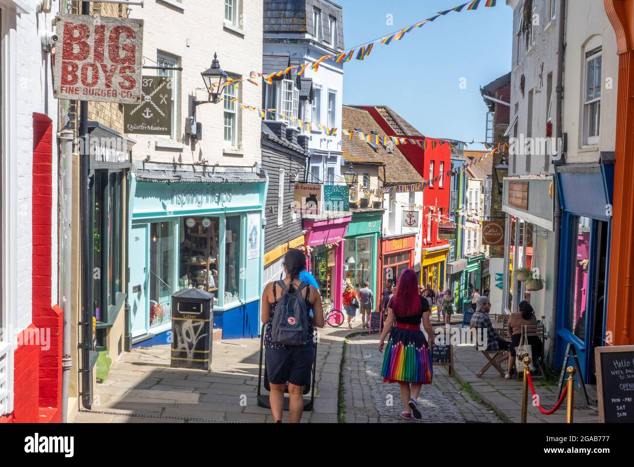 Folkestone, die Old High Street, eine steile, enge Kopfsteinpflasterstraße, heute eine Fußgängerzone im Creative Quarter, Kent, Großbritannien Stockfoto