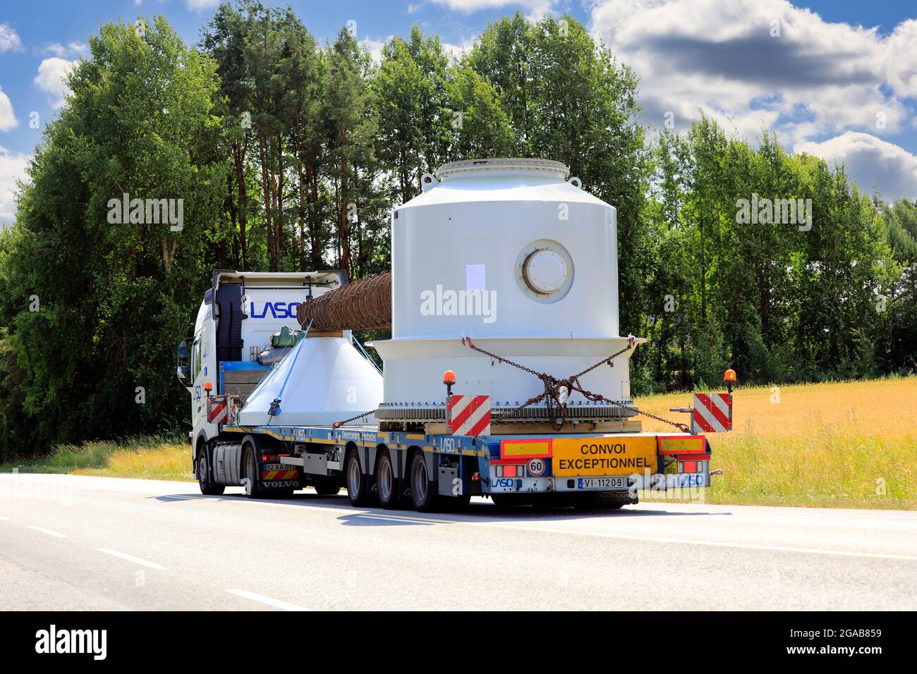 Außergewöhnliche Ladung von Industrieanlagen durch weißen Volvo FH Sattelauflieger der portugiesischen LASO Transportes SA, Highway 52, Salo, Finnland. 22. Juli 2021. Stockfoto