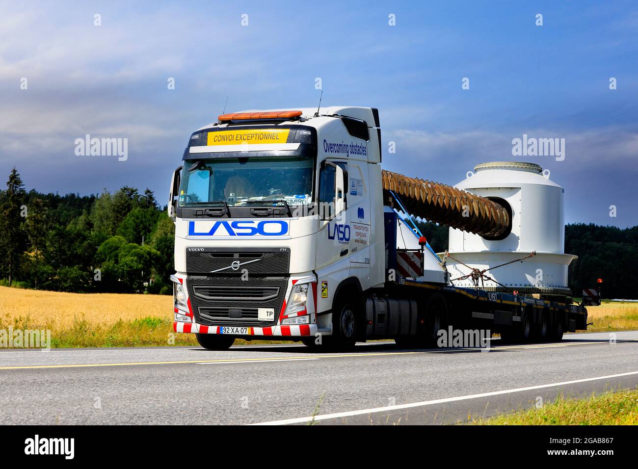 Außergewöhnliche Ladung von Industrieanlagen durch weißen Volvo FH Sattelauflieger der portugiesischen LASO Transportes SA, Highway 52, Salo, Finnland. 22. Juli 2021. Stockfoto