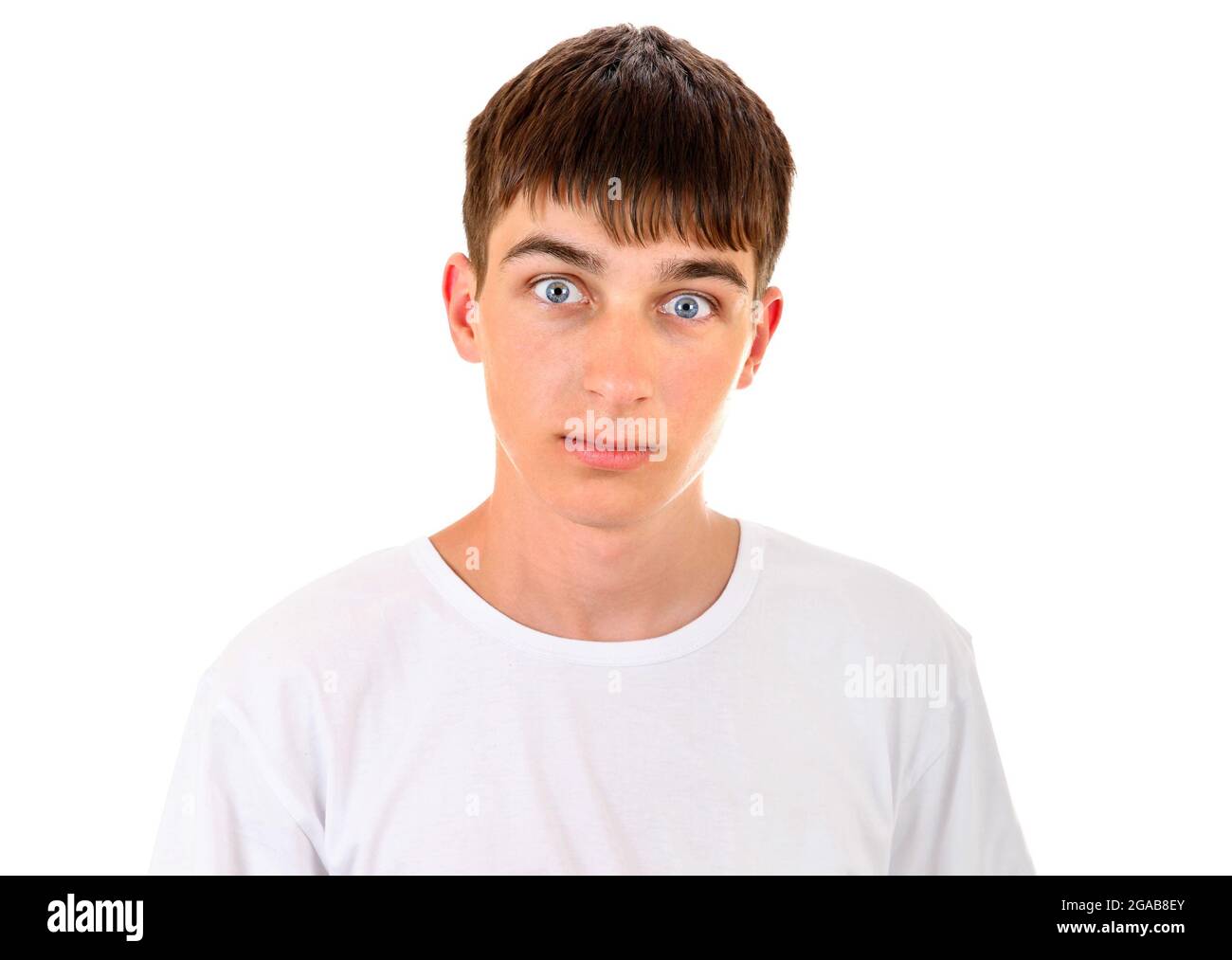 Überrascht junger Mann auf dem weißen Hintergrund Nahaufnahme Stockfoto