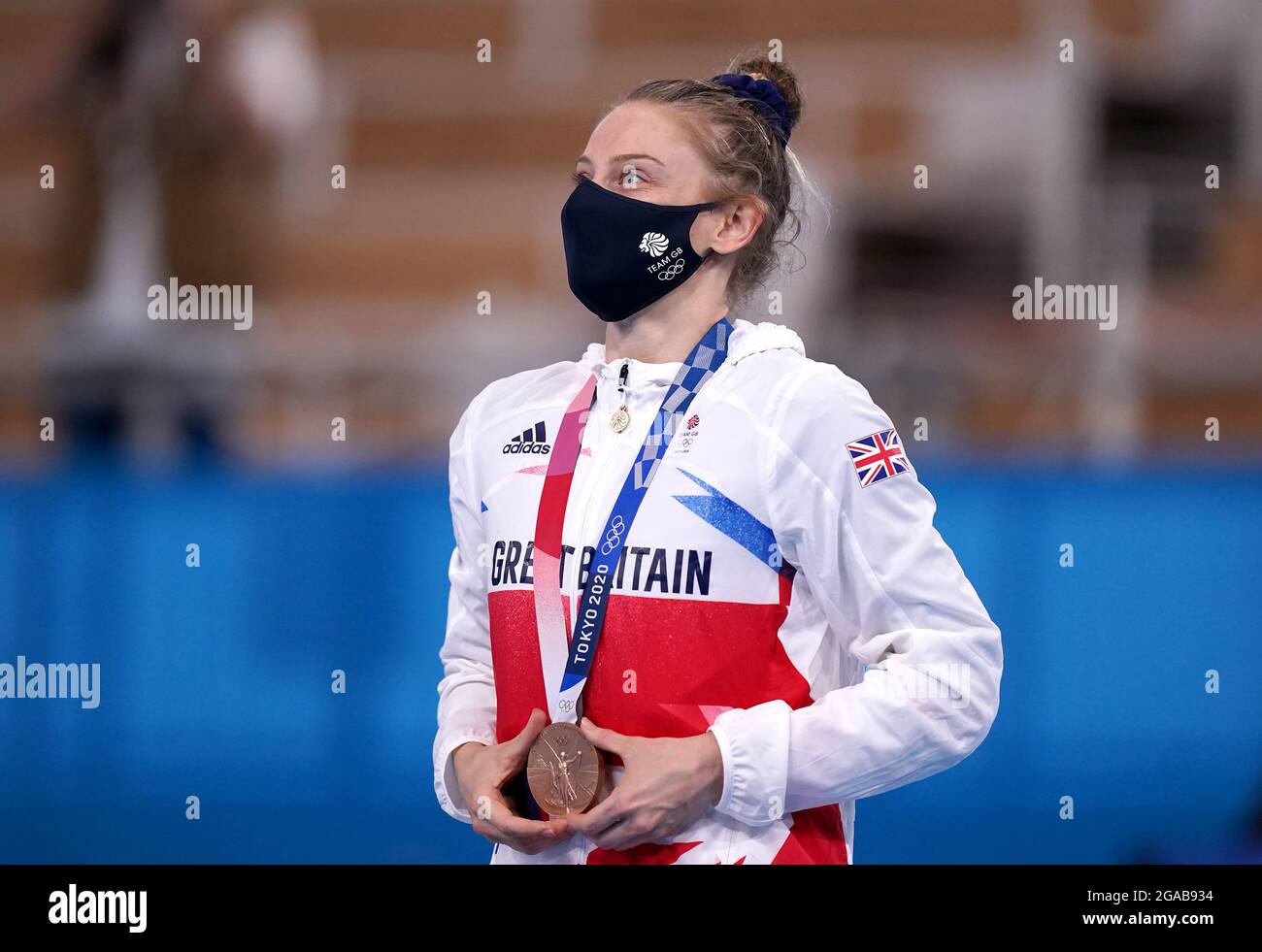 Die britische Bryony Page posiert mit ihrer Bronzemedaille, nachdem sie am siebten Tag der Olympischen Spiele in Tokio 2020 in Japan im Ariake Gymnastic Center den dritten Platz im Trampolinturnen der Frauen belegt hatte. Bilddatum: Freitag, 30. Juli 2021. Stockfoto