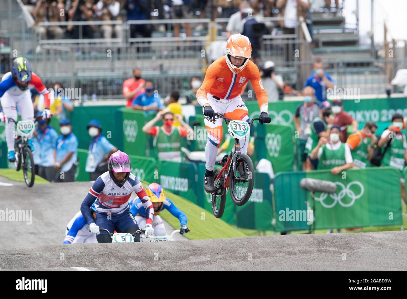 Tokio, Japan. Juli 2021. Niek Kimmann (313) aus den Niederlanden ist auf dem Weg zur Goldmedaille im Finale des BMX-Rennens der Männer während der Olympischen Spiele in Tokio 2020 im Ariake Urban Sports Park in Tokio, Japan. Daniel Lea/CSM}. Kredit: csm/Alamy Live Nachrichten Stockfoto