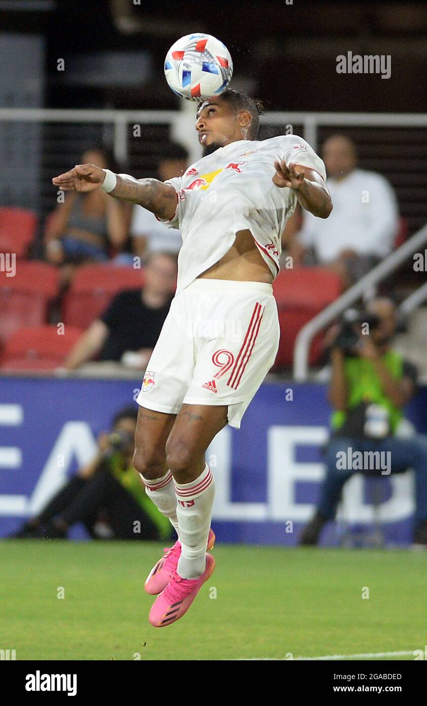 Washington, DC, USA. Juli 2021. 20210725 - New York Red Bulls-Stürmer FABIO GOMES (9) führt im Audi-Feld in Washington in der ersten Halbzeit gegen D.C. United den Ball an. (Bild: © Chuck Myers/ZUMA Press Wire) Stockfoto