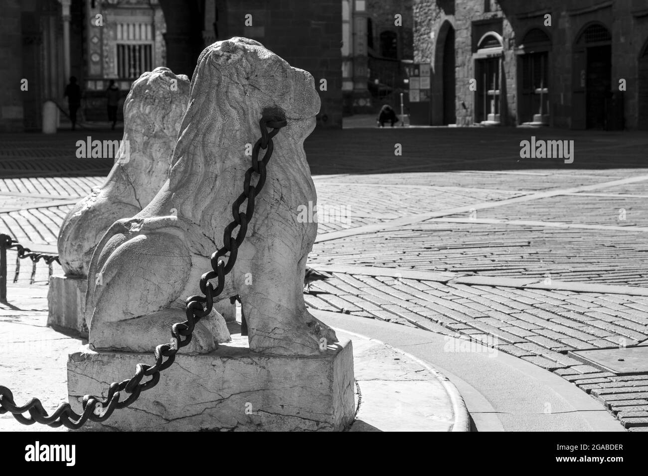 Graustufen-Aufnahme von Denkmälern in Bergamo, Italien Stockfoto