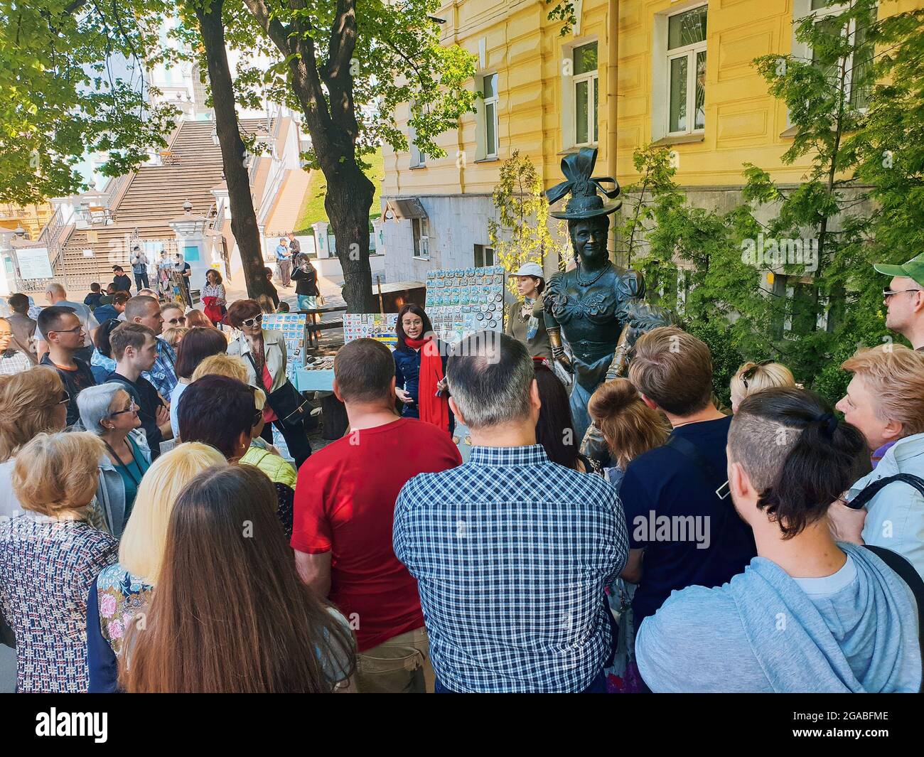 Kiew, Ukraine-29. April 2018: Touristen, die Informationen über das Za Dvumya Zaitsami-Denkmal vom Reiseleiter in Kiew, Ukraine, haben. Statue eines Mannes o Stockfoto