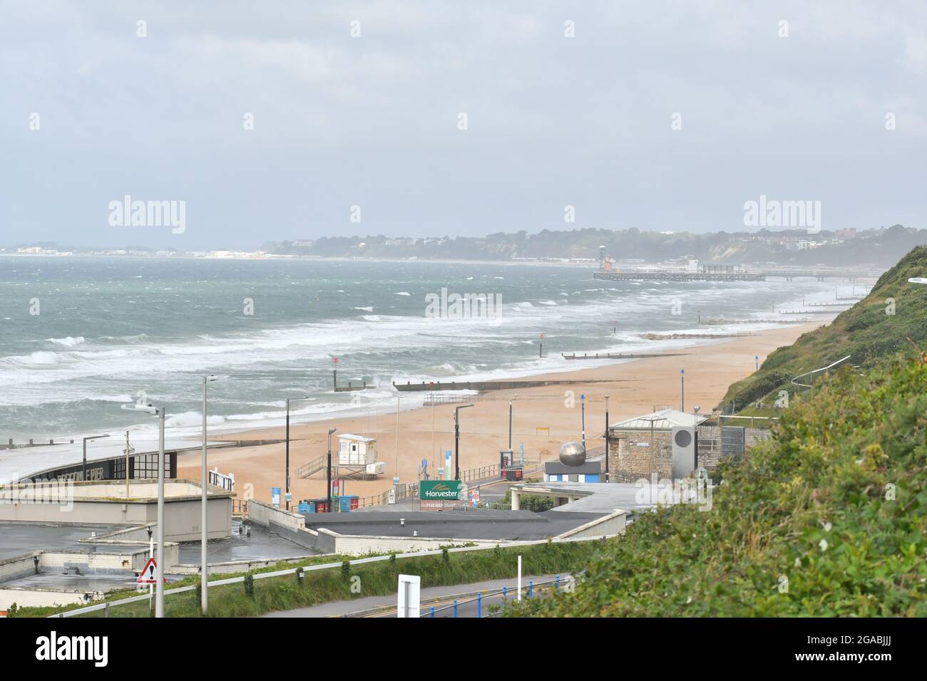 Boscombe, Bournemouth, Dorset, Großbritannien, 30. Juli 2021, UK Wetter: Starke Winde und heftige Regenfälle vom Sturm Evert trafen die Südküste. Das leistungsstarke Wettersystem ist für die Jahreszeit außergewöhnlich und fällt nur eine Woche in die Sommerferien der Schule, wenn viele Menschen aufgrund von Reisebeschränkungen, die durch die Covid-Pandemie verursacht wurden, ihren Urlaub in Großbritannien verbringen. Kredit: Paul Biggins/Alamy Live Nachrichten Stockfoto