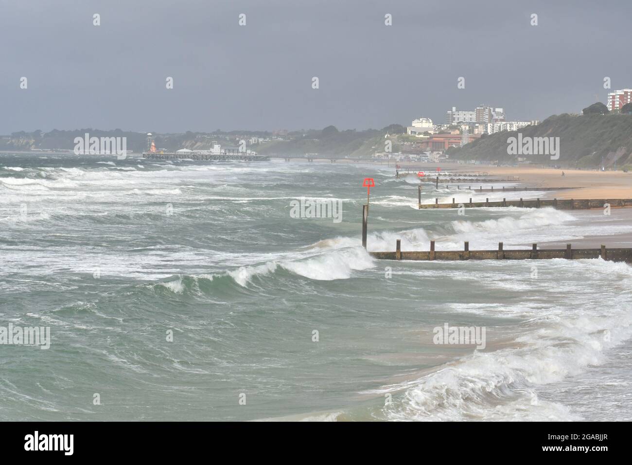 Boscombe, Bournemouth, Dorset, Großbritannien, 30. Juli 2021, UK Wetter: Starke Winde und heftige Regenfälle vom Sturm Evert trafen die Südküste. Das leistungsstarke Wettersystem ist für die Jahreszeit außergewöhnlich und fällt nur eine Woche in die Sommerferien der Schule, wenn viele Menschen aufgrund von Reisebeschränkungen, die durch die Covid-Pandemie verursacht wurden, ihren Urlaub in Großbritannien verbringen. Kredit: Paul Biggins/Alamy Live Nachrichten Stockfoto