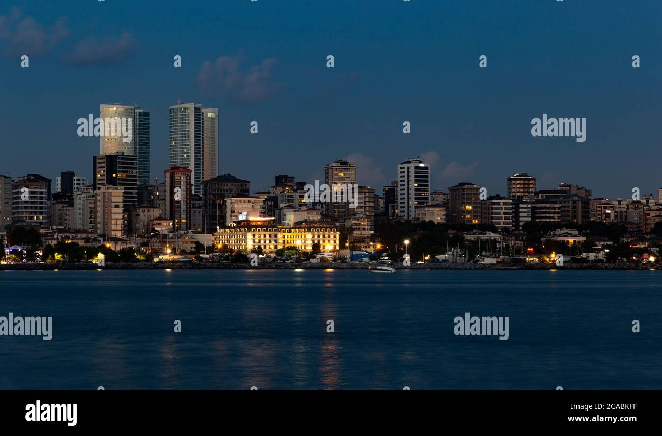 Moderne Gebäude im Kadikoy Viertel in Istanbul bei Nacht. Stockfoto