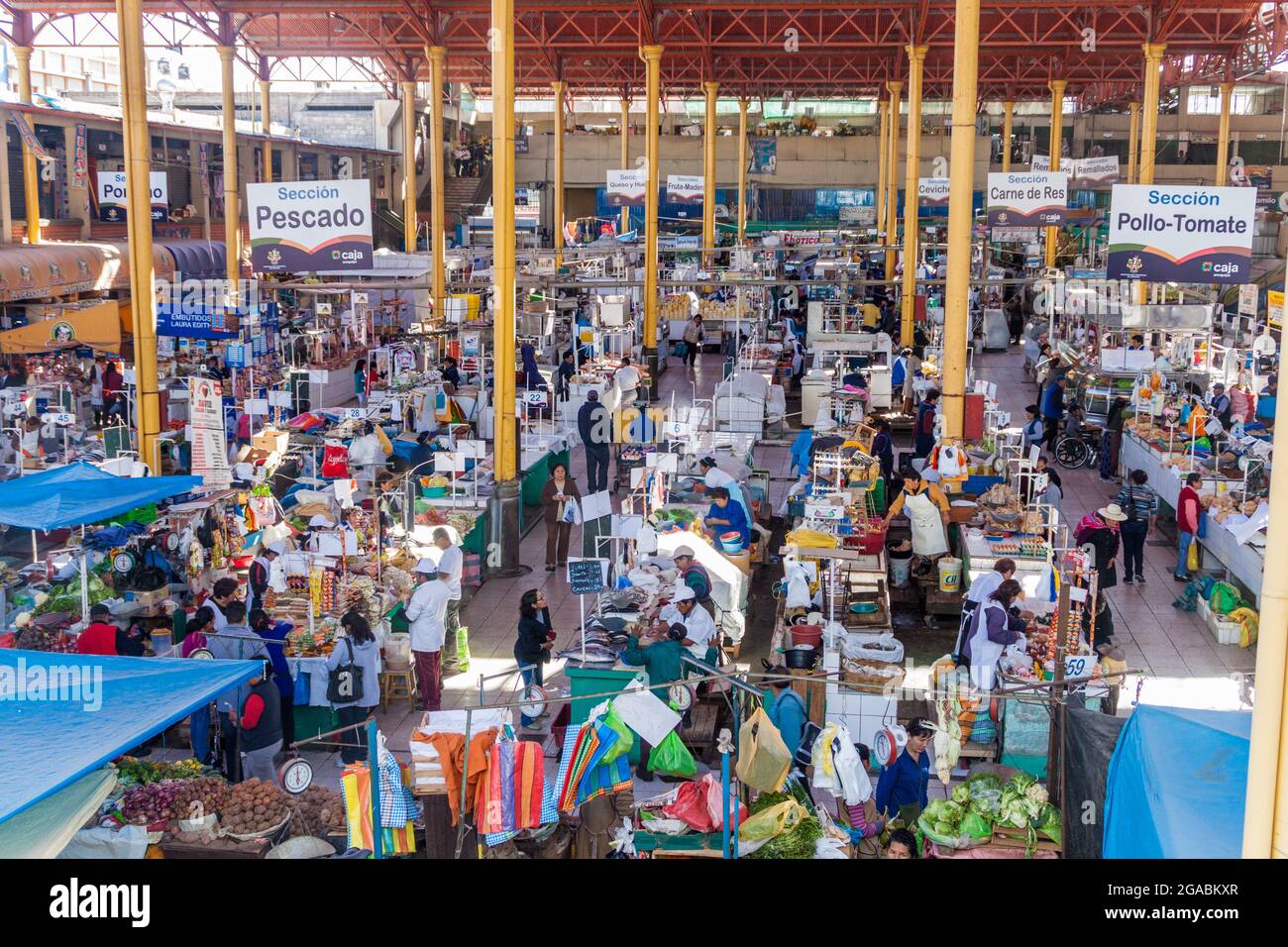 AREQUIPA, PERU - 26. MAI 2015: Innenansicht des zentralen Marktes in Arequipa, Peru. Stockfoto