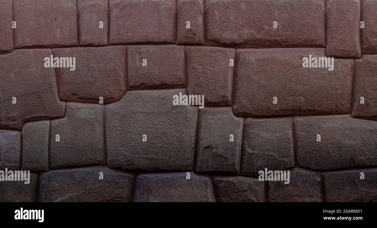 Detail des perfekten Steinwerks von Inca. Mauer des ehemaligen Palastes von Inca Roca in Cuzco, Peru. Stockfoto