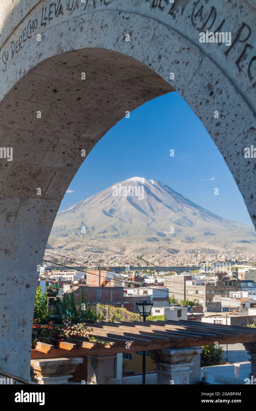 Misti-Vulkan und Bögen auf dem Yanahuara-Platz in Arequipa, Peru Stockfoto