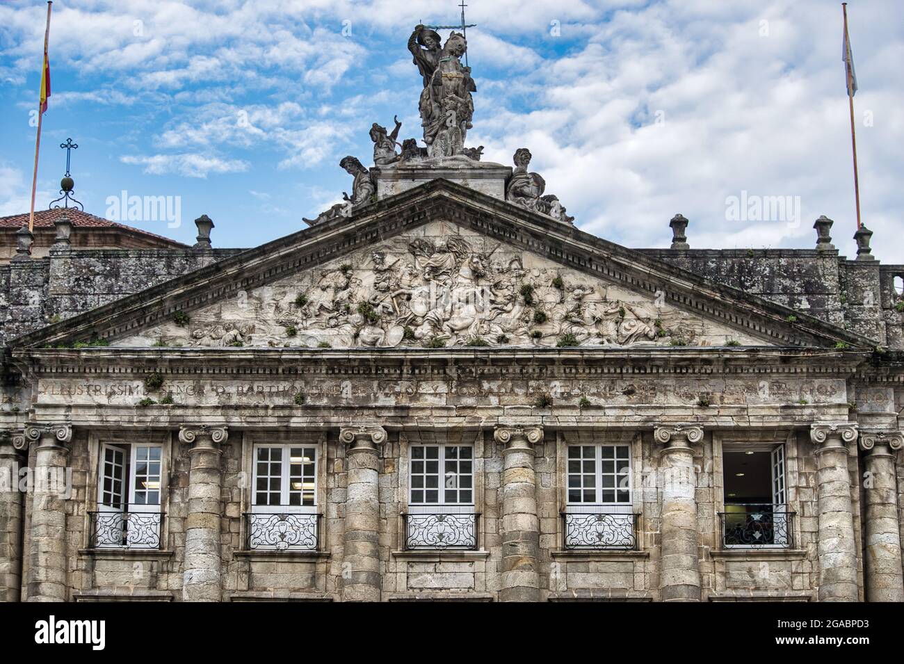 Oberer Teil der Fassade des Palastes von Rajoy der neoklassischen Architektur. Stockfoto